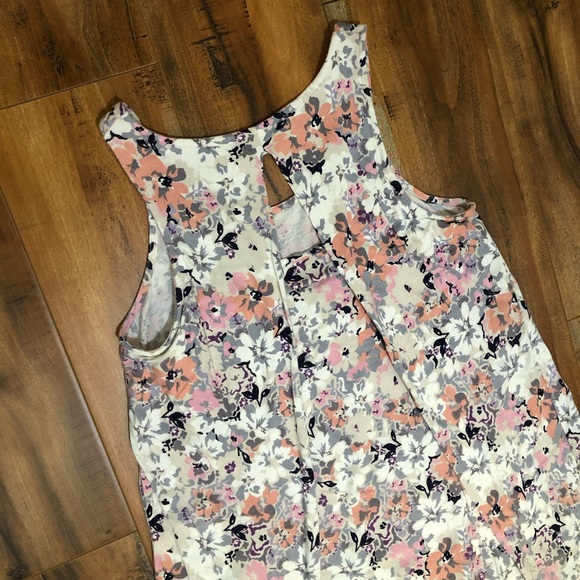 ROSE+OLIVE | Floral Sleeveless Top - Picture 3 of 3